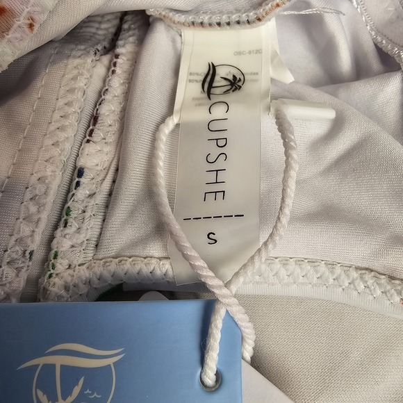 Cupshe Swimwear Size Small White One Piece Halter Plunge Flower Open Back Flawed - Picture 5 of 13